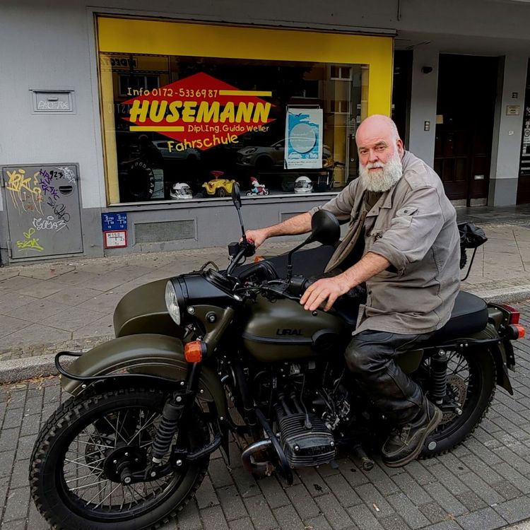 Guido Weller – Inhaber der Fahrschule Husemann Dortmund auf seiner Ural